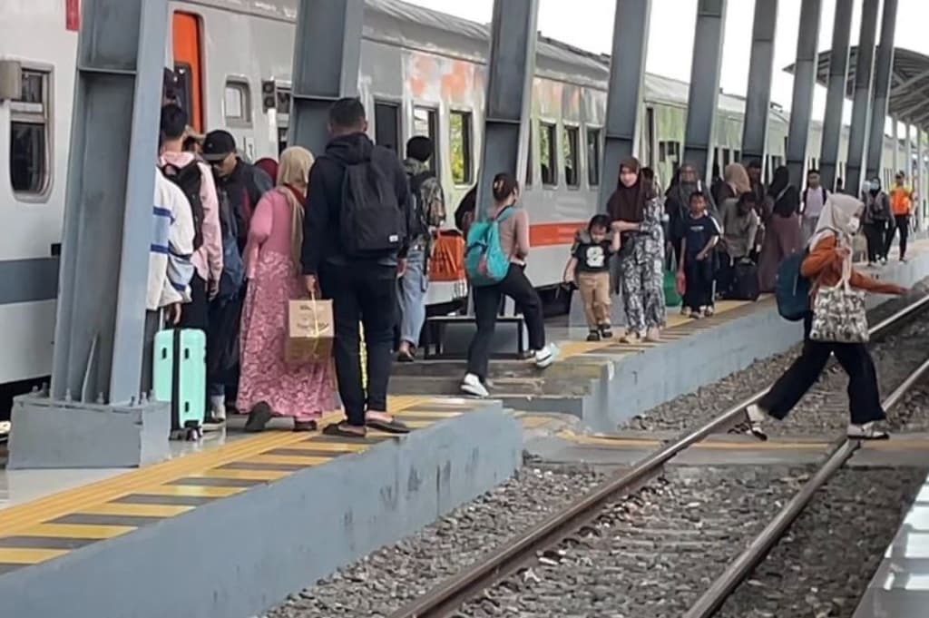Arus Balik Lebaran, Penumpang Kereta di Stasiun Lamongan Tembus Ribuan Orang Arus Balik Lebaran, Penumpang Kereta di Stasiun Lamongan Tembus Ribuan Orang