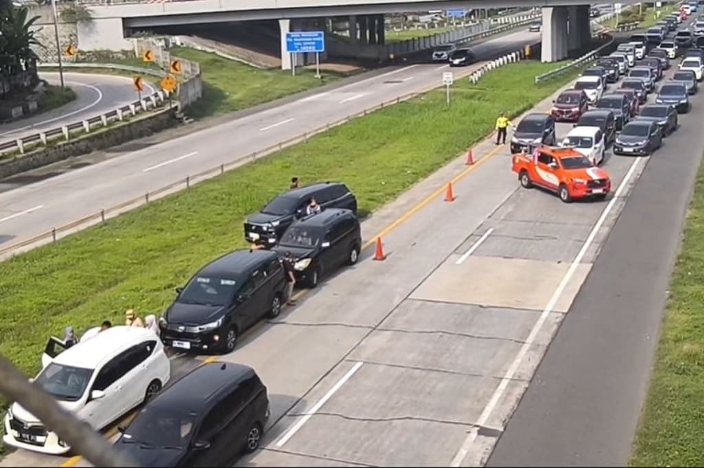 Kecelakaan Beruntun 4 Mobil Tabrakan di Tol Cipali, Arus Balik Macet Panjang Kecelakaan Beruntun 4 Mobil Tabrakan di Tol Cipali, Arus Balik Macet Panjang