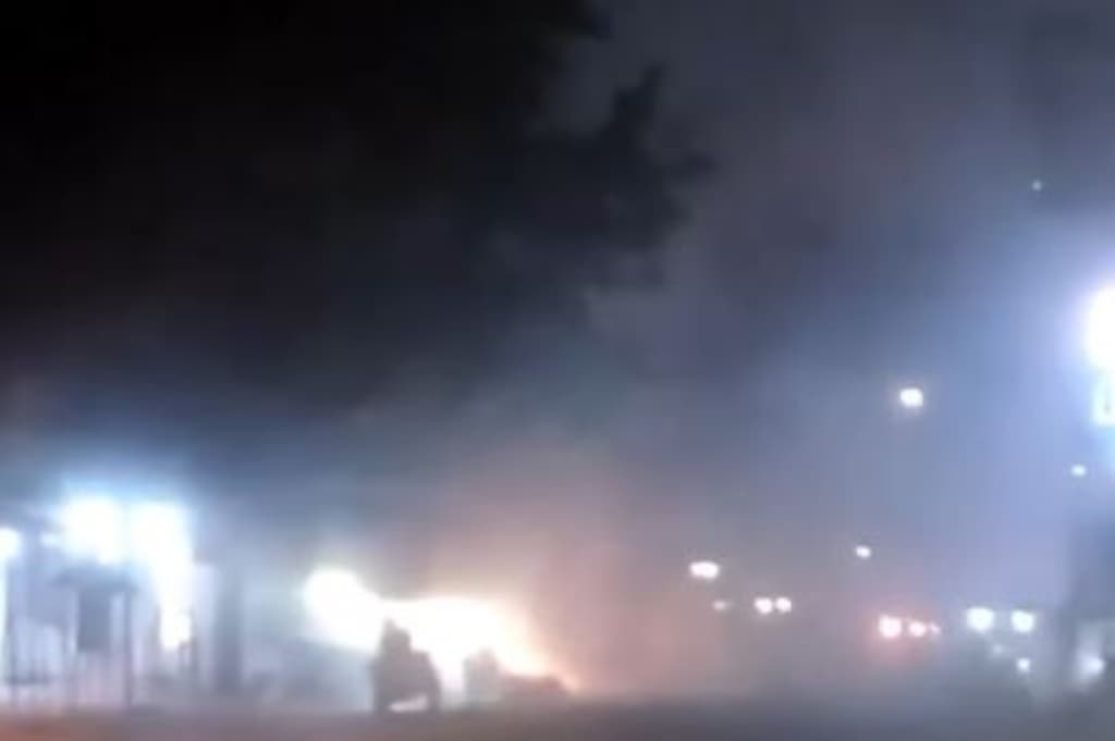 Viral Lapak Kembang Api Terbakar di Jombang, Petasan Meledak Beruntun di Jalan Raya Viral Lapak Kembang Api Terbakar di Jombang, Petasan Meledak Beruntun di Jalan Raya