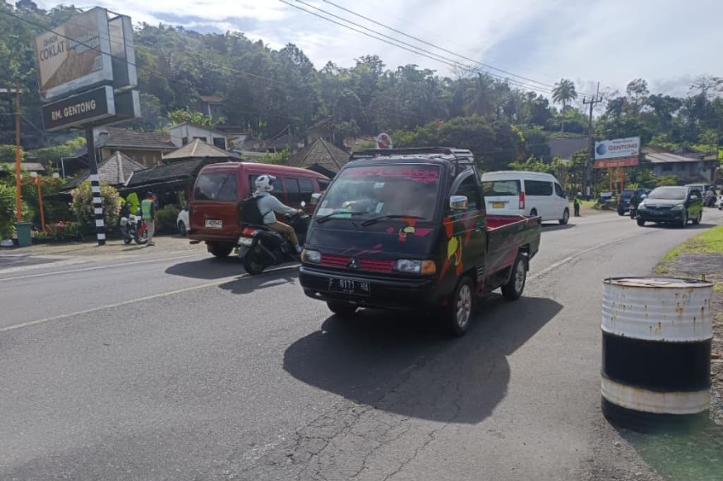 Arus Balik lebaran di Lingkar Gentong Tasikmalaya Ramai Lancar di Hari Pertama Kerja Arus Balik lebaran di Lingkar Gentong Tasikmalaya Ramai Lancar di Hari Pertama Kerja
