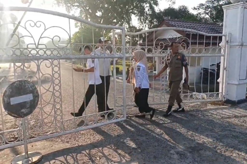ASN di Asahan Berlarian Masuk Kantor Bupati, Panik Terlambat Apel Perdana usai Lebaran ASN di Asahan Berlarian Masuk Kantor Bupati, Panik Terlambat Apel Perdana usai Lebaran