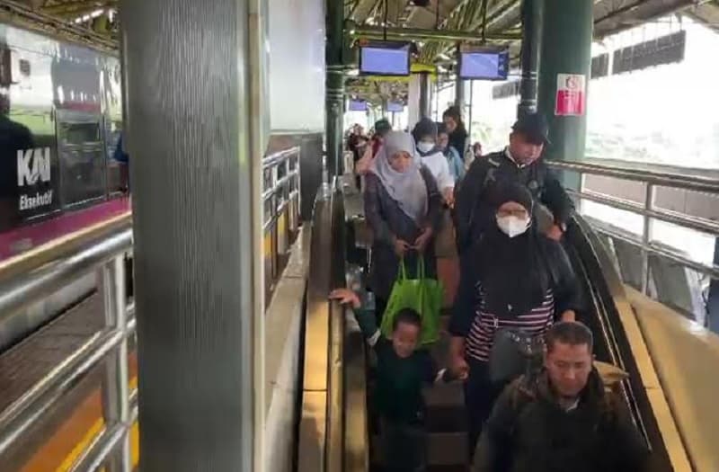 H+4 Lebaran, 16.061 Penumpang Tiba di Stasiun Gambir H+4 Lebaran, 16.061 Penumpang Tiba di Stasiun Gambir