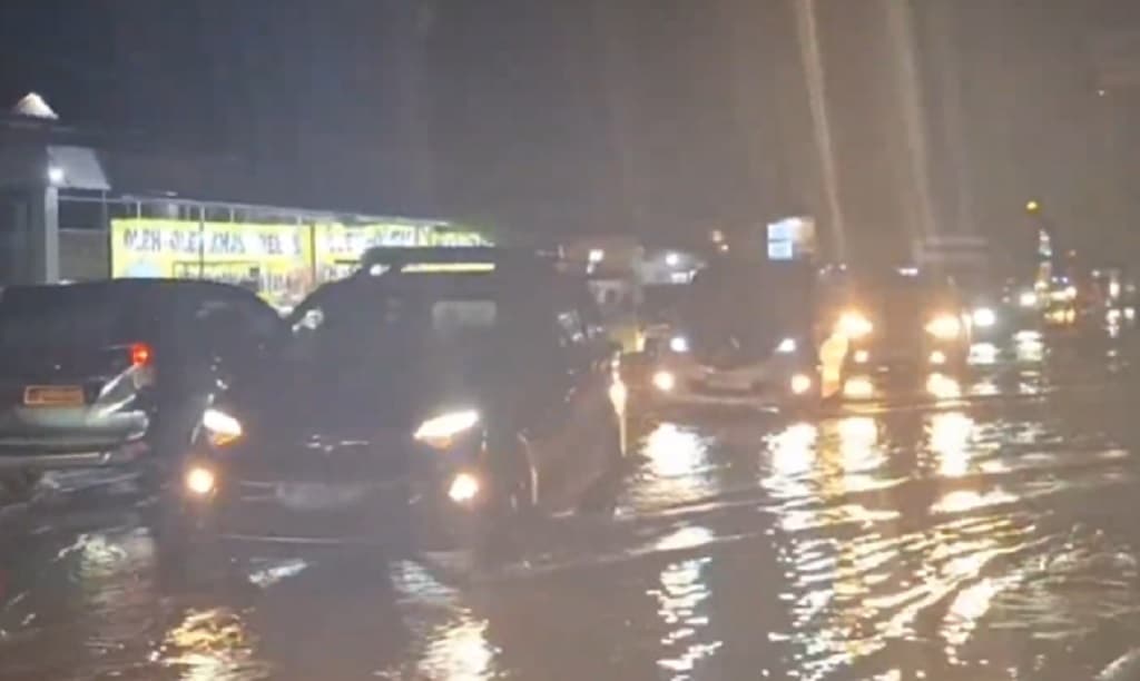 Jalur Pejagan Macet Parah Imbas Banjir, Kendaraan Pemudik Dialihkan ke Tol Tegal Jalur Pejagan Macet Parah Imbas Banjir, Kendaraan Pemudik Dialihkan ke Tol Tegal