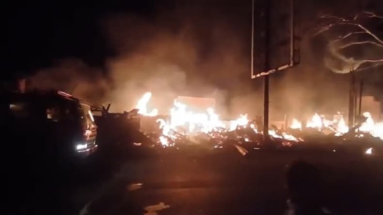 Kebakaran Hebat di Soekarno-Hatta Bandung, 8 Kios Ludes Dilalap Api Kebakaran Hebat di Soekarno-Hatta Bandung, 8 Kios Ludes Dilalap Api