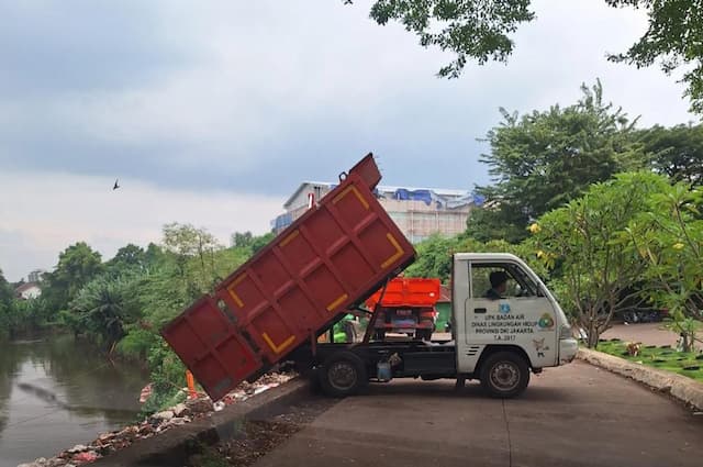 DLH DKI Bantah Buang Sampah ke Kali Pesanggrahan: Proses Penampungan Sementara DLH DKI Bantah Buang Sampah ke Kali Pesanggrahan: Proses Penampungan Sementara