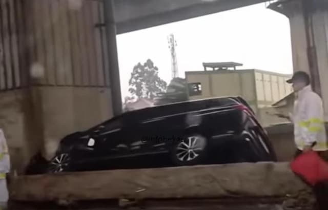 Avanza Nyangkut usai Tabrak Median Jalan, Lalin Tol Japek Macet hingga 2 Km Avanza Nyangkut usai Tabrak Median Jalan, Lalin Tol Japek Macet hingga 2 Km