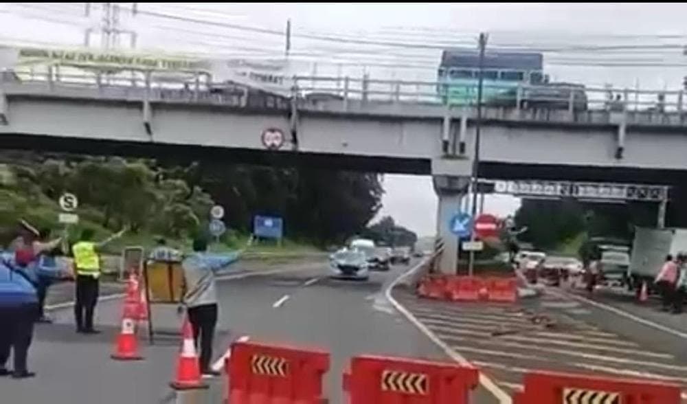 Arus Balik Lebaran Meningkat, One Way Lokal Diberlakukan di Tol Semarang Arus Balik Lebaran Meningkat, One Way Lokal Diberlakukan di Tol Semarang