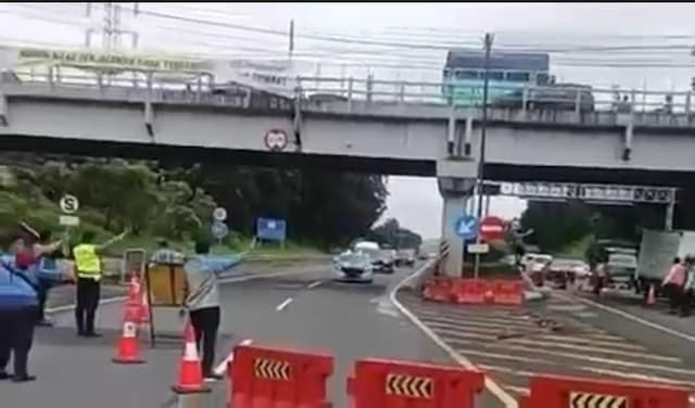 Arus Balik Lebaran Meningkat, One Way Lokal Diberlakukan di Tol Semarang Arus Balik Lebaran Meningkat, One Way Lokal Diberlakukan di Tol Semarang