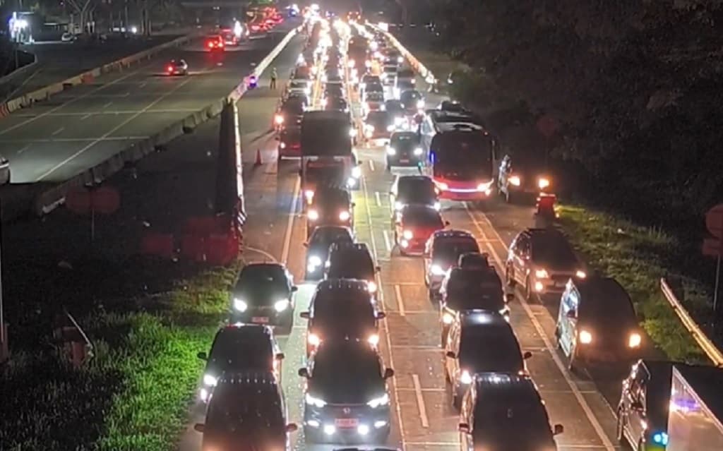 Tol Cipali Macet Horor 34 Km Imbas Ribuan Pemudik Berhenti di Bahu Jalan Tol Cipali Macet Horor 34 Km Imbas Ribuan Pemudik Berhenti di Bahu Jalan