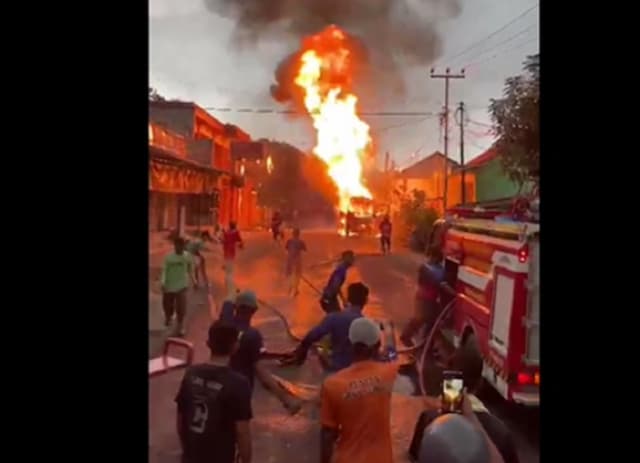 Truk Tabung Elpiji 3 Kg Terbakar di Jalur Sukabumi-Palabuhanratu, Warga Panik Ketakutan Truk Tabung Elpiji 3 Kg Terbakar di Jalur Sukabumi-Palabuhanratu, Warga Panik Ketakutan