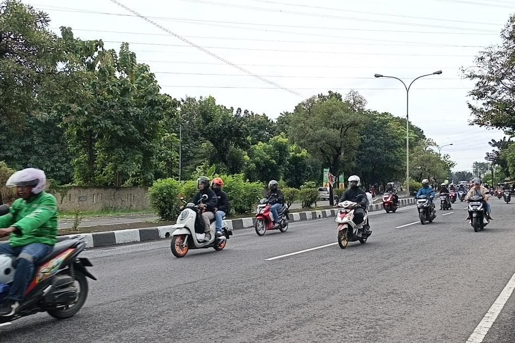 Arus Balik Lebaran di Pantura Cirebon Mulai Lengang, Lalin Didominasi Pemudik Motor Arus Balik Lebaran di Pantura Cirebon Mulai Lengang, Lalin Didominasi Pemudik Motor