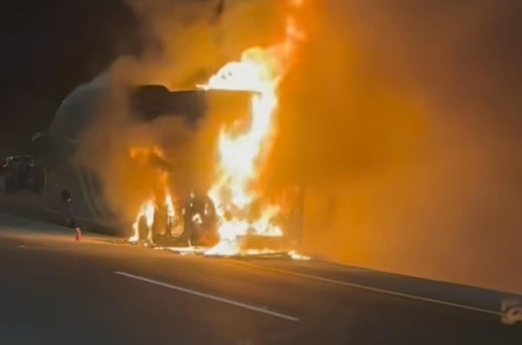 Bus Pengangkut Jemaah Umrah RI Terbakar saat Perjalanan Menuju Madinah, Kemlu Pastikan Tak Ada Korban Bus Pengangkut Jemaah Umrah RI Terbakar saat Perjalanan Menuju Madinah, Kemlu Pastikan Tak Ada Korban