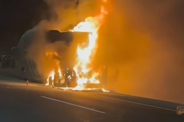 Bus Pengangkut Jemaah Umrah RI Terbakar saat Perjalanan Menuju Madinah, Kemlu Pastikan Tak Ada Korban Bus Pengangkut Jemaah Umrah RI Terbakar saat Perjalanan Menuju Madinah, Kemlu Pastikan Tak Ada Korban