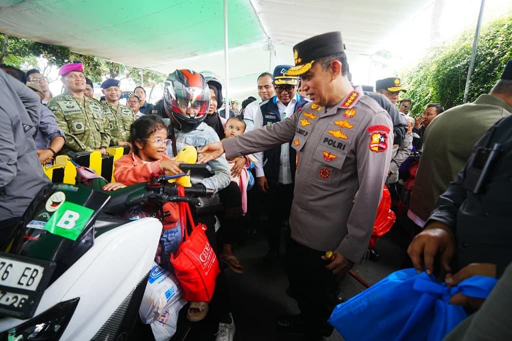 Kapolri Tinjau Arus Balik di Pelabuhan Bakauheni, Pastikan Pemudik Aman Sampai Tujuan Kapolri Tinjau Arus Balik di Pelabuhan Bakauheni, Pastikan Pemudik Aman Sampai Tujuan