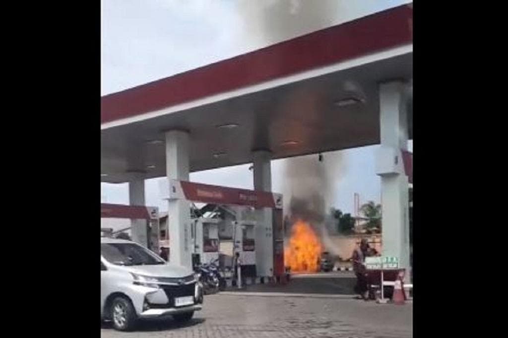 Detik-Detik Mobil Terbakar di SPBU Jember, Diduga Korsleting Listrik usai Isi BBM Detik-Detik Mobil Terbakar di SPBU Jember, Diduga Korsleting Listrik usai Isi BBM
