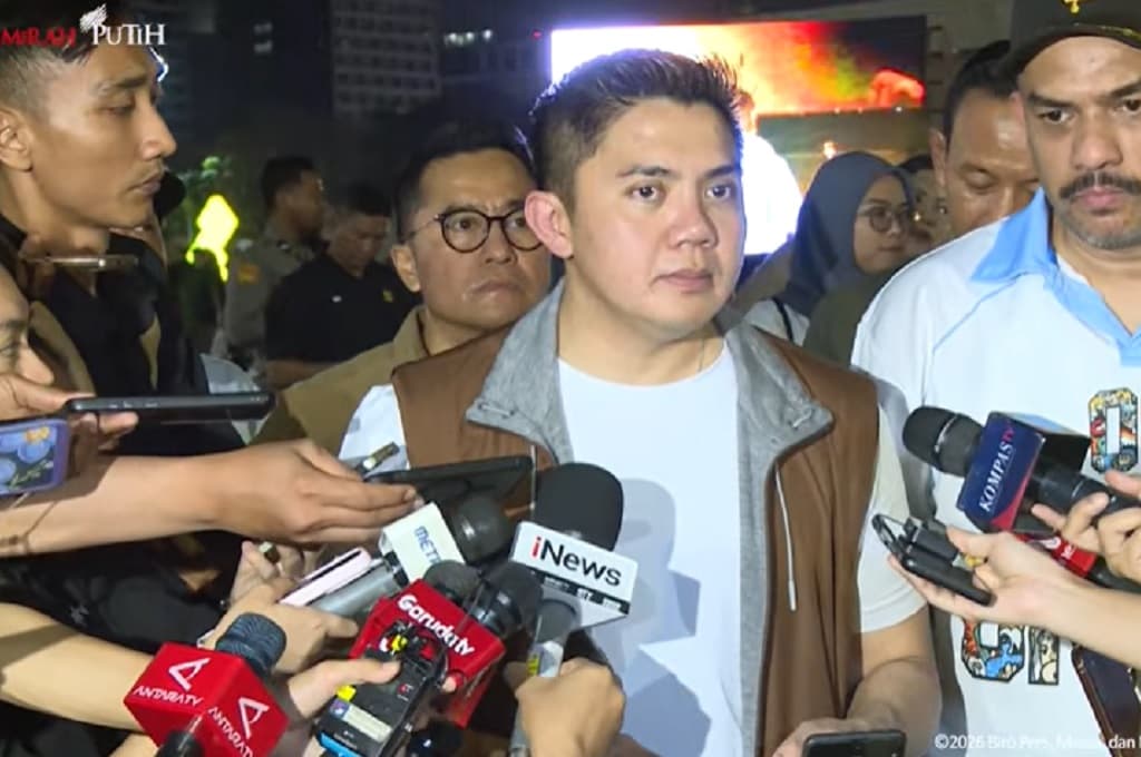 Seskab Teddy Minta Maaf Warga Sempat Antre Panjang saat Bazar Rakyat di Monas Seskab Teddy Minta Maaf Warga Sempat Antre Panjang saat Bazar Rakyat di Monas