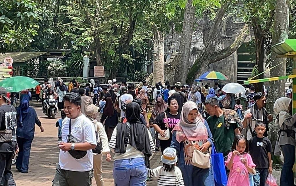 Taman Margasatwa Ragunan Diserbu Wisatawan di H+7 Lebaran, Pengunjung Diprediksi Tembus 60.000 Orang Taman Margasatwa Ragunan Diserbu Wisatawan di H+7 Lebaran, Pengunjung Diprediksi Tembus 60.000 Orang