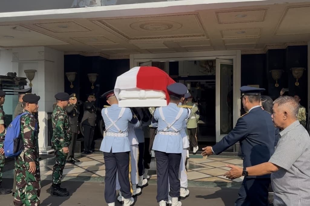 Upacara Penghormatan Terakhir, Jenazah Eks Menhan Juwono Sudarsono Tiba di Kemhan Upacara Penghormatan Terakhir, Jenazah Eks Menhan Juwono Sudarsono Tiba di Kemhan