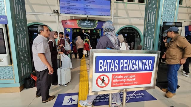 Arus Balik Masih Tinggi, 18.753 Penumpang Tiba di Stasiun Pasar Senen Arus Balik Masih Tinggi, 18.753 Penumpang Tiba di Stasiun Pasar Senen