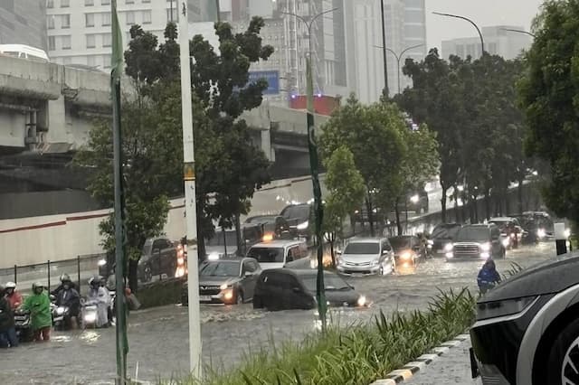Banjir Rendam Jalan TB Simatupang Arah Fatmawati Jaksel, Lalin Sempat Tersendat Banjir Rendam Jalan TB Simatupang Arah Fatmawati Jaksel, Lalin Sempat Tersendat