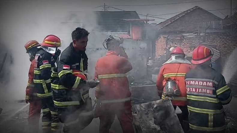 Kebakaran Hebat 5 Rumah di Jambi, Pemilik Syok Kebakaran Hebat 5 Rumah di Jambi, Pemilik Syok