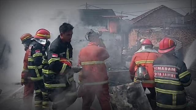 Kebakaran Hebat 5 Rumah di Jambi, Pemilik Syok Kebakaran Hebat 5 Rumah di Jambi, Pemilik Syok