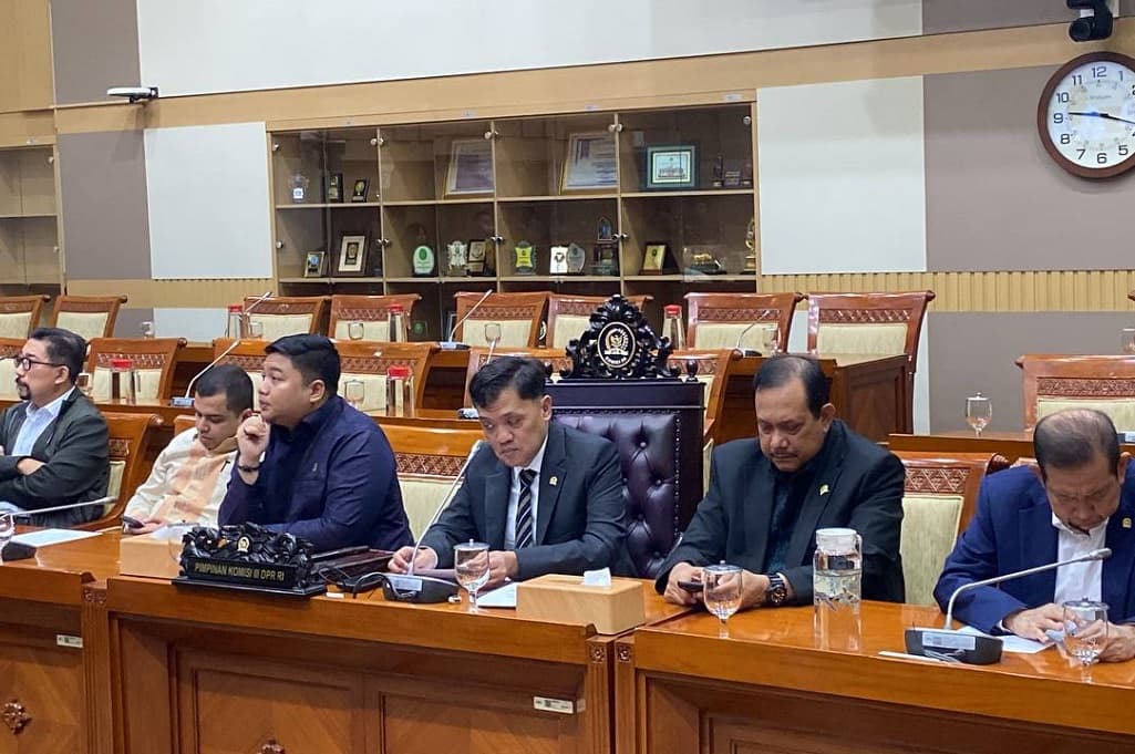 Komisi III DPR Bela Kreator Konten Amsal Sitepu, Minta Penahanan Ditangguhkan Komisi III DPR Bela Kreator Konten Amsal Sitepu, Minta Penahanan Ditangguhkan