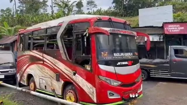 Minibus Rombongan Seni Warok Masuk Jurang di Batang, 9 Orang Luka-luka Minibus Rombongan Seni Warok Masuk Jurang di Batang, 9 Orang Luka-luka