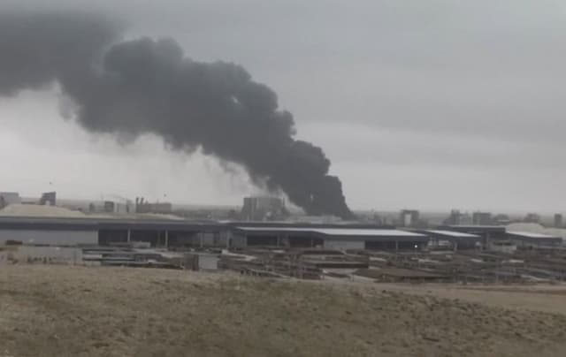 Kepanikan Landa Israel, Rudal Iran Hantam Pabrik Kimia Picu Kebakaran Dahsyat Kepanikan Landa Israel, Rudal Iran Hantam Pabrik Kimia Picu Kebakaran Dahsyat