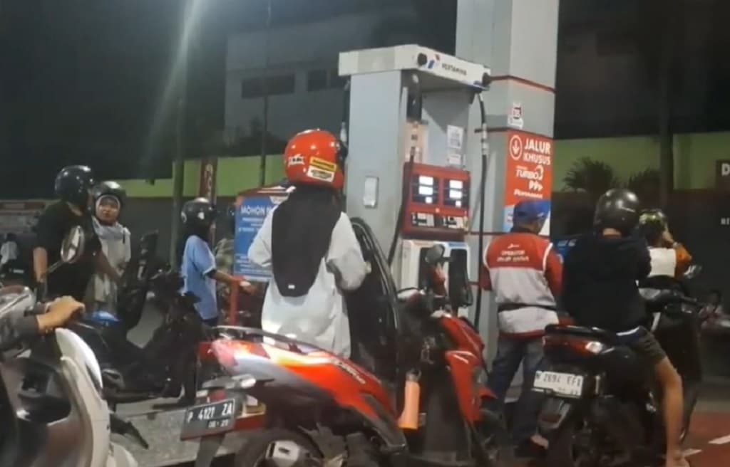 Panik Isu Harga BBM Bakal Naik 1 April, Warga Jember Serbu SPBU hingga Picu Antrean Panik Isu Harga BBM Bakal Naik 1 April, Warga Jember Serbu SPBU hingga Picu Antrean