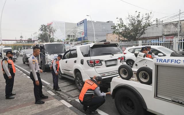 29 Kendaraan Ditindak gegara Parkir Liar di Jaktim, Diderek hingga Pentil Ban Dicabut 29 Kendaraan Ditindak gegara Parkir Liar di Jaktim, Diderek hingga Pentil Ban Dicabut