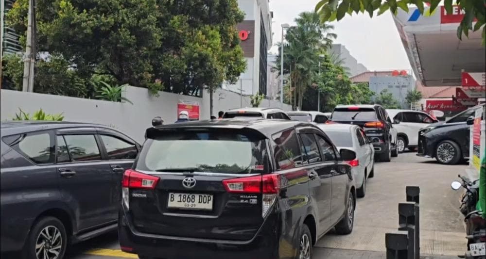 Antrean Kendaraan Mengular di SPBU Cikini usai Harga BBM Dikabarkan Naik Antrean Kendaraan Mengular di SPBU Cikini usai Harga BBM Dikabarkan Naik