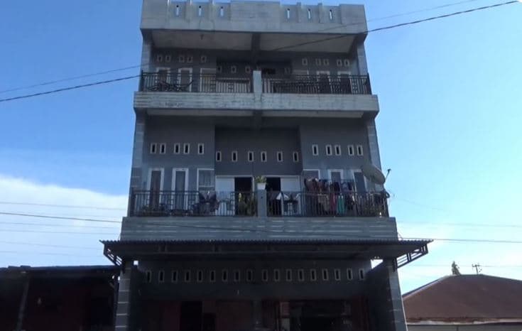 Viral Rumah 3 Lantai di Pinrang Dibobol Maling, Emas 1 Kg dan Uang Rp30 Juta Raib Viral Rumah 3 Lantai di Pinrang Dibobol Maling, Emas 1 Kg dan Uang Rp30 Juta Raib