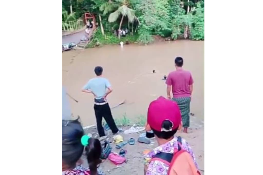 Jembatan Gantung Putus di Sukabumi, 4 Warga Jatuh ke Sungai Jembatan Gantung Putus di Sukabumi, 4 Warga Jatuh ke Sungai