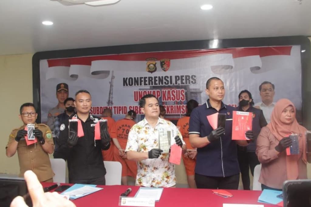 4 Peretas Bobol Dana BOS SMA 2 Prabumulih Hampir Rp1 Miliar Ditangkap, 2 Orang Buron 4 Peretas Bobol Dana BOS SMA 2 Prabumulih Hampir Rp1 Miliar Ditangkap, 2 Orang Buron