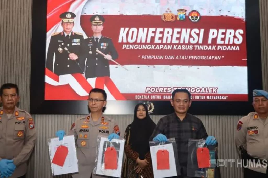 Polisi Tangkap Bos Arisan Bodong di Trenggalek, Sempat Kabur ke Timor Leste Polisi Tangkap Bos Arisan Bodong di Trenggalek, Sempat Kabur ke Timor Leste