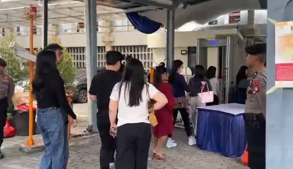 Momen Jumat Agung di Gereja Katedral Jakarta, Bertepatan dengan Salat Jumat di Masjid Istiqlal Momen Jumat Agung di Gereja Katedral Jakarta, Bertepatan dengan Salat Jumat di Masjid Istiqlal