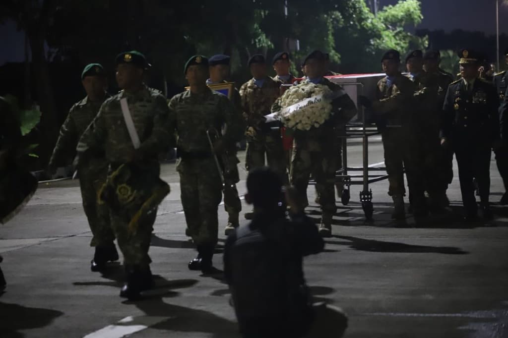 Jenazah Mayor Anumerta Zulmi Tiba di Lanud Husein Sastranegara, Dibawa ke Rumah Duka Jenazah Mayor Anumerta Zulmi Tiba di Lanud Husein Sastranegara, Dibawa ke Rumah Duka