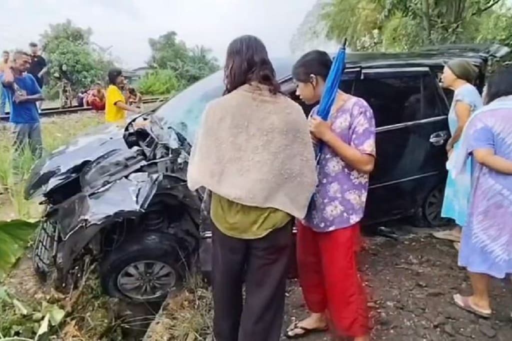 Kecelakaan Minibus Mati Mesin Ditabrak Kereta Api di Asahan, Sopir Langsung Loncat Kecelakaan Minibus Mati Mesin Ditabrak Kereta Api di Asahan, Sopir Langsung Loncat