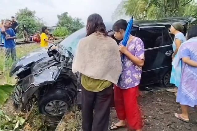 Kecelakaan Minibus Mati Mesin Ditabrak Kereta Api di Asahan, Sopir Langsung Loncat Kecelakaan Minibus Mati Mesin Ditabrak Kereta Api di Asahan, Sopir Langsung Loncat