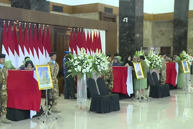 Momen Keluarga Peluk Peti Jenazah 3 Prajurit TNI Gugur di Lebanon, Isak Tangis Tak Terbendung Momen Keluarga Peluk Peti Jenazah 3 Prajurit TNI Gugur di Lebanon, Isak Tangis Tak Terbendung