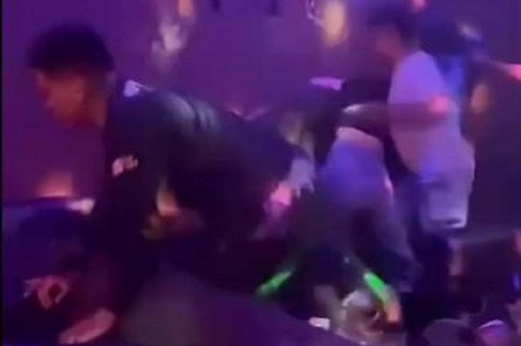 Viral! 5 Oknum TNI dan 2 Polisi Adu Jotos dengan Pengunjung Tempat Hiburan Malam di Toraja Utara Viral! 5 Oknum TNI dan 2 Polisi Adu Jotos dengan Pengunjung Tempat Hiburan Malam di Toraja Utara