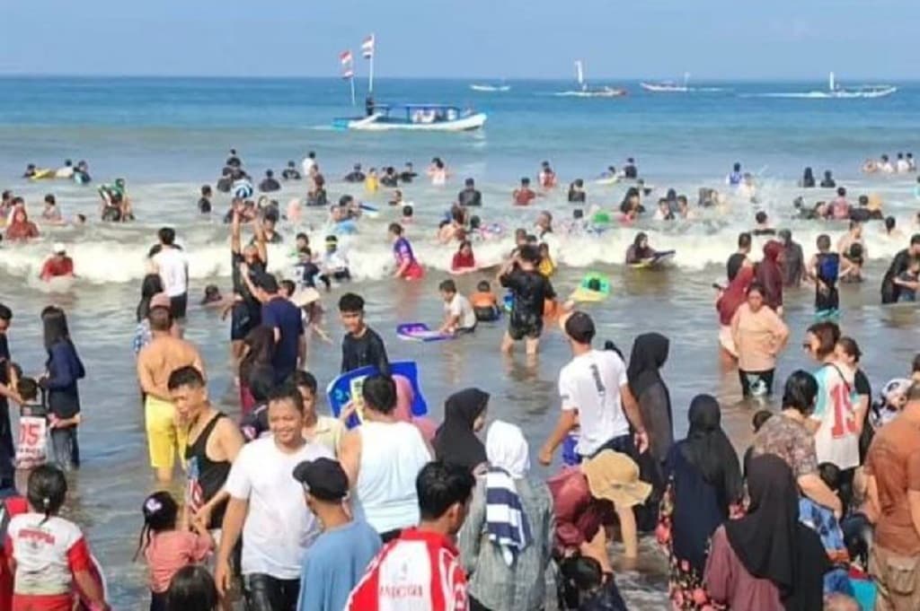 Libur Paskah, Pantai Pangandaran Ramai Diserbu 56.000 Wisatawan Libur Paskah, Pantai Pangandaran Ramai Diserbu 56.000 Wisatawan