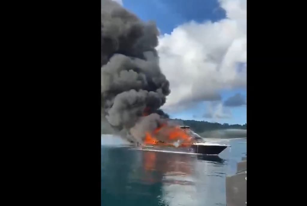 2 Speedboat Perusahaan Kayu di Sula Meledak dan Terbakar, 1 Awak Luka Parah 2 Speedboat Perusahaan Kayu di Sula Meledak dan Terbakar, 1 Awak Luka Parah
