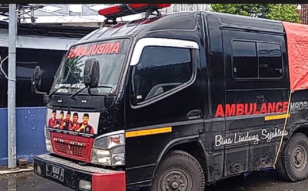 Kecelakaan Maut di Bangkalan, Ambulans Angkut Jenazah Tabrak Pemotor hingga Tewas Kecelakaan Maut di Bangkalan, Ambulans Angkut Jenazah Tabrak Pemotor hingga Tewas