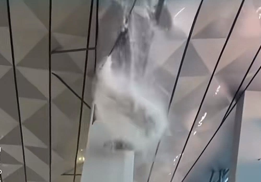 Hujan Deras, Atap Terminal 3 Bandara Soekarno-Hatta Jebol Hujan Deras, Atap Terminal 3 Bandara Soekarno-Hatta Jebol