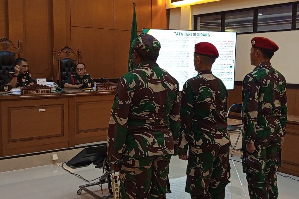 Hakim Tegur 3 Oknum Kopassus Terdakwa Pembunuhan Kacab Bank, Tak Kompak Pakai Seragam Hakim Tegur 3 Oknum Kopassus Terdakwa Pembunuhan Kacab Bank, Tak Kompak Pakai Seragam