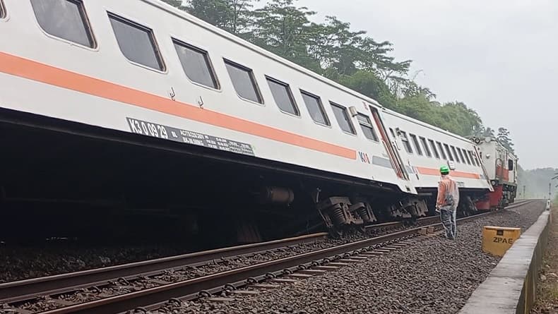 KAI Kerahkan 10 Bus Angkut Penumpang KA Bangunkarta Anjlok di Brebes KAI Kerahkan 10 Bus Angkut Penumpang KA Bangunkarta Anjlok di Brebes