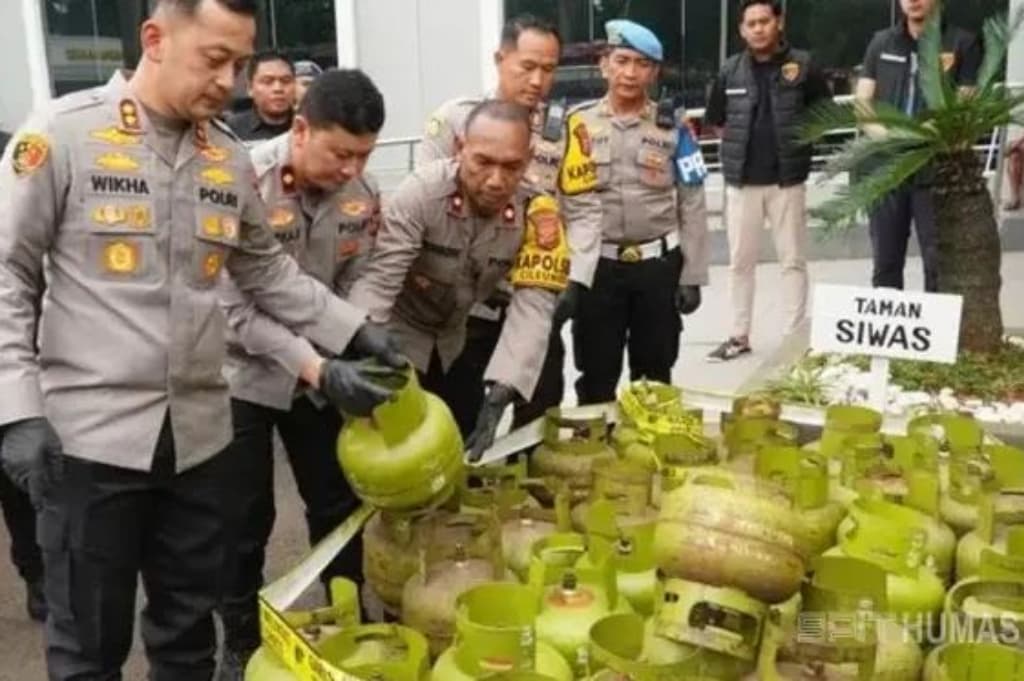 Terbongkar! Pasutri di Bogor Oplos Gas Elpiji Subsidi, Raup Omzet Rp13,2 Miliar Terbongkar! Pasutri di Bogor Oplos Gas Elpiji Subsidi, Raup Omzet Rp13,2 Miliar