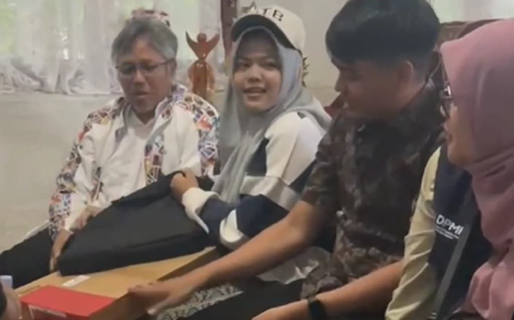 Kisah Haru Asyifa, Siswi SMA Pariaman Dijemput Rektor ITB usai Lulus SNBP Jalur Prestasi Kisah Haru Asyifa, Siswi SMA Pariaman Dijemput Rektor ITB usai Lulus SNBP Jalur Prestasi